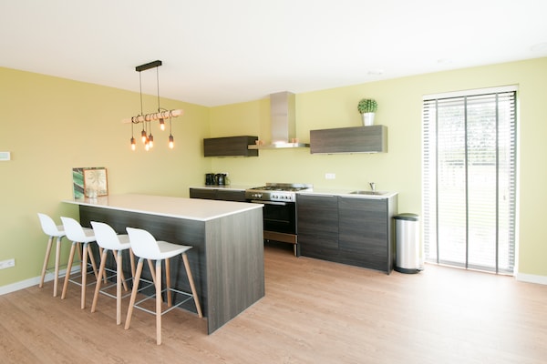 Luxe designvilla aan het water in Tholen met aanlegsteiger en buitenhaard - thumbnail 3