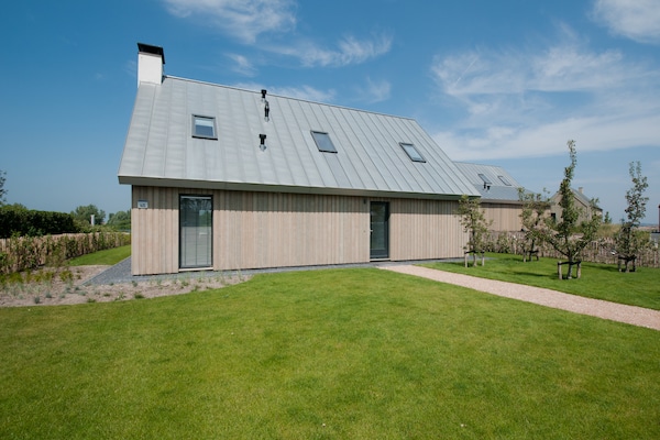 Luxe designvilla aan het water in Tholen met aanlegsteiger en buitenhaard - thumbnail 1