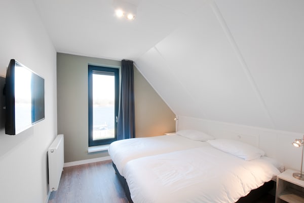 Luxe designvilla aan het water in Tholen met aanlegsteiger en buitenhaard - thumbnail 4