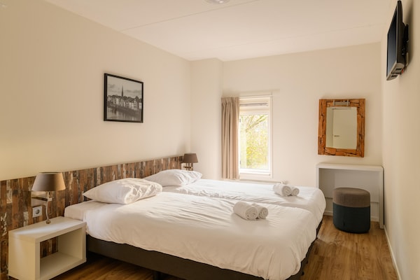 Luxe villa voor 10 personen in Resort Maastricht met houtkachel en tuin - thumbnail 1