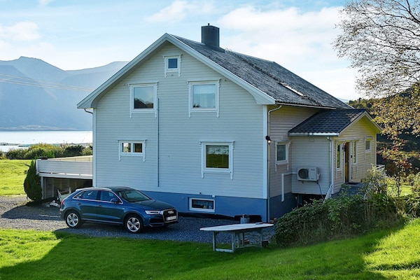 Fjorduitzicht voor 10 personen met jacuzzi en bootverhuur in Midsund - thumbnail 2