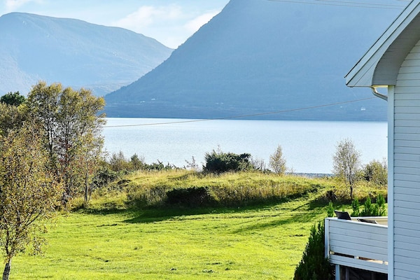 Fjorduitzicht voor 10 personen met jacuzzi en bootverhuur in Midsund - thumbnail 3