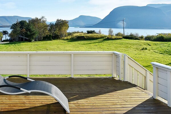 Fjorduitzicht voor 10 personen met jacuzzi en bootverhuur in Midsund - thumbnail 1