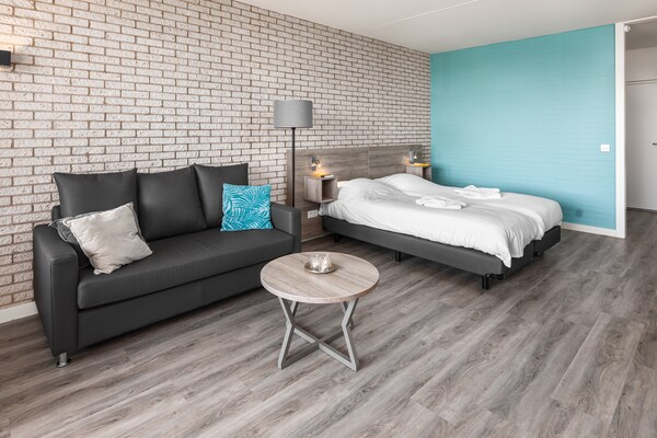 Modern vakantieappartement aan Grevelingenmeer in Zeeland - thumbnail 1