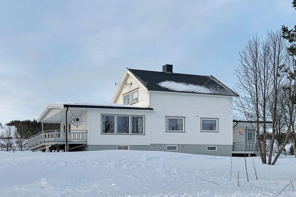 Sfeervol vakantiehuis aan zee met uitzicht op Lyngenfjord - thumbnail 3