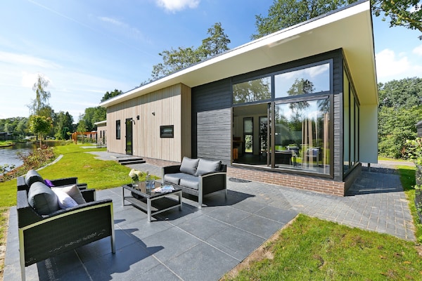 Stijlvol chalet aan het water op Vakantiepark De Lochemse Berg - thumbnail 1