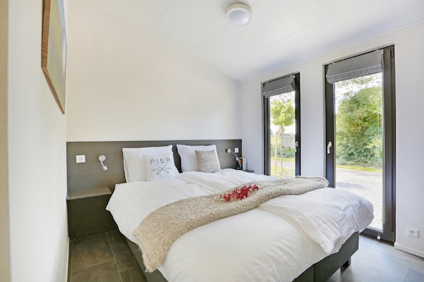 Stijlvol chalet aan het water op Vakantiepark De Lochemse Berg - thumbnail 4