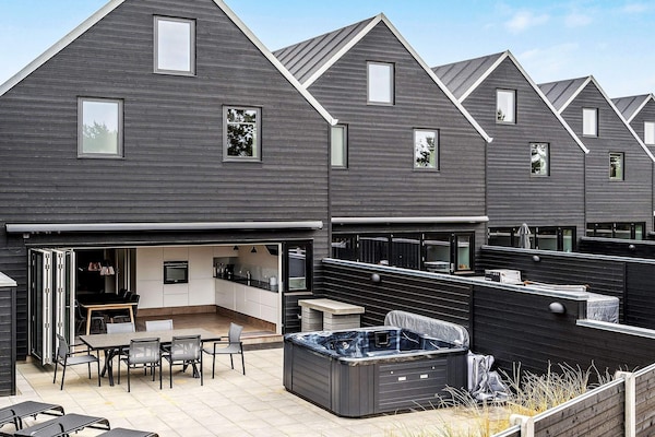 8-persoons luxe vakantiehuis in Blåvand op 1,5 km van zee - thumbnail 1