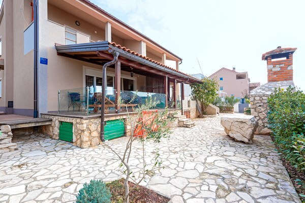 Vrijstaand vakantiehuis met 4 slaapkamers en tuin in Kolan, Dalmatië - thumbnail 3