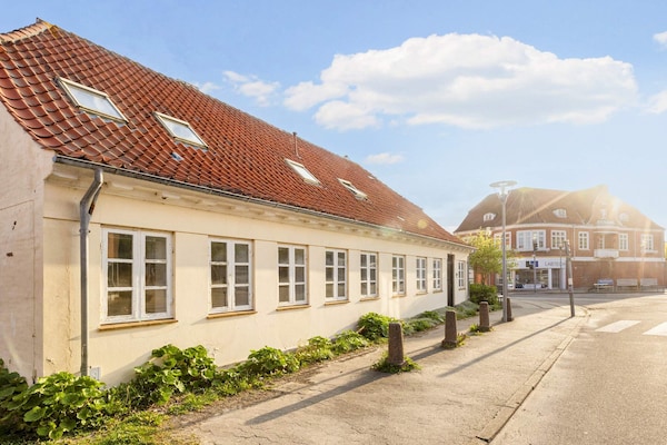 Op 500 m van zee: ruim vakantiehuis in hartje Løgstør - thumbnail 1