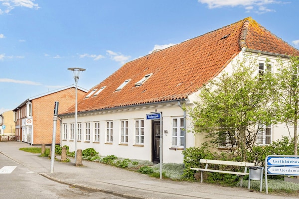 Op 500 m van zee: ruim vakantiehuis in hartje Løgstør - thumbnail 4