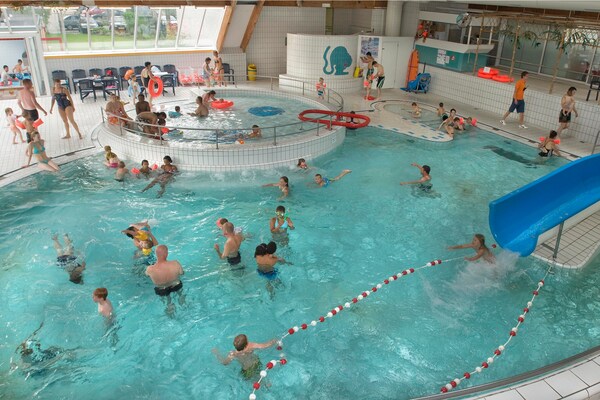 Vrijstaande groepsvilla voor 18 personen op bosrijk vakantiepark bij Breda - thumbnail 4