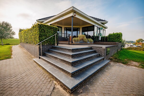 Moderne designvilla voor 8 personen aan het water in Maurik - thumbnail 1