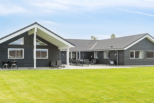 Op 600 m van zee: ruim vakantiehuis in Stege voor 20 personen - thumbnail 1