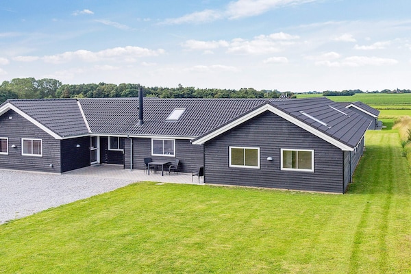 Op 600 m van zee: ruim vakantiehuis in Stege voor 20 personen - thumbnail 3