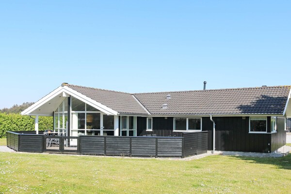 8-persoons vakantiehuis in Hadsund op 400 m van zee - thumbnail 1