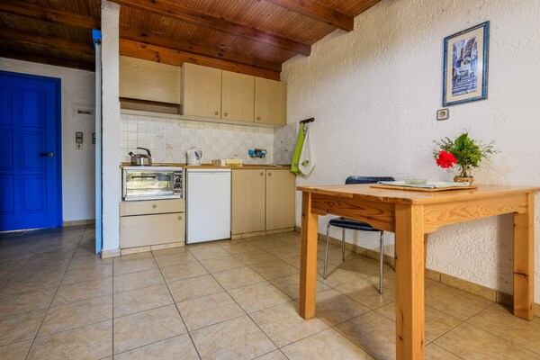 Romantisch vrijstaand huisje met zeezicht in Palaiochora, 300m van strand - thumbnail 3