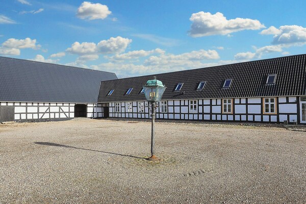 Historische Oostvleugel Landgoed Bjørnemose aan Zee met 20 Personen - thumbnail 1