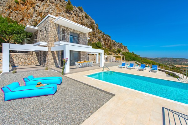 Villa Olimpo: Luxe villa met zeezicht en privézwembad bij Rhodos - thumbnail 1