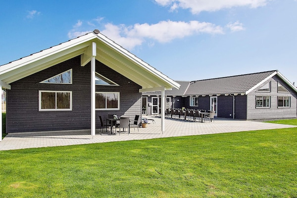 Groot wellness vakantiehuis voor 24 personen met zwembad, sauna en activiteitenruimte nabij de Oostzee - thumbnail 1