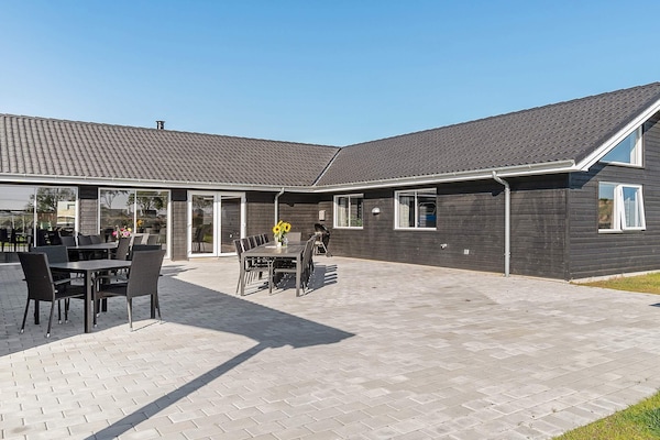 Groot vakantiehuis met zwembad, sauna en speelkamer bij de Oostzee - thumbnail 1