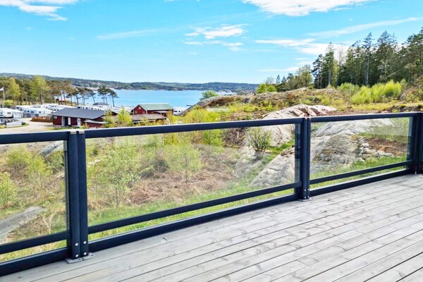 Zonnige vakantiewoning met zeezicht en terras nabij Strömstad - thumbnail 1