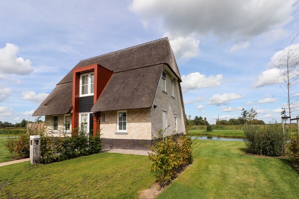 Friese Meren Villa's 12: Luxe wellnessvilla met sauna aan Tjeukemeer - thumbnail 1