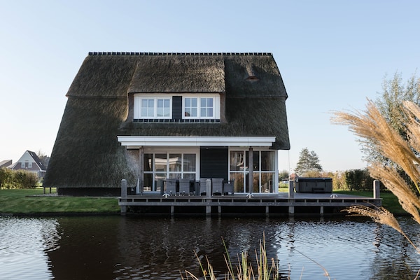 Friese Meren Villa's 15: Luxe watervilla met sauna en jacuzzi in Delfstrahuizen - thumbnail 1