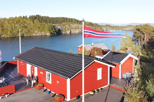 Vrijstaand vakantiehuis aan de fjord met eigen steiger en boot - thumbnail 1
