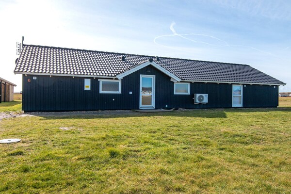 Ruim vakantiehuis met whirlpool, sauna en uitzicht op het Ferring Sø bij Harboøre - thumbnail 1