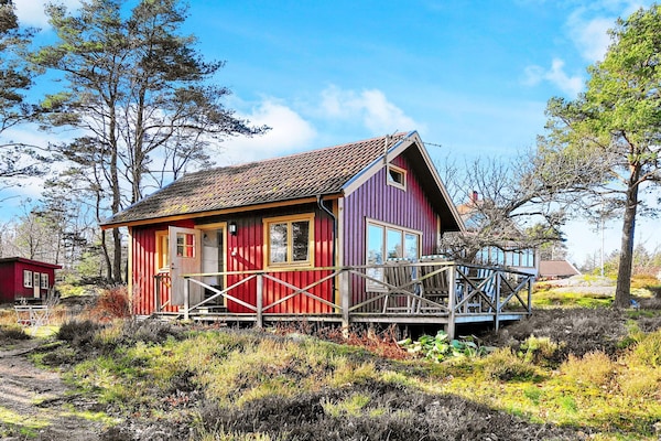 Charmante stuga op Flatön – zee, rust en natuur op 300 meter - thumbnail 1