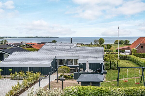 Vrijstaand vakantiehuis met zeezicht, whirlpool en sauna in Grønninghoved - thumbnail 1