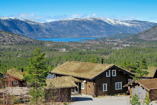 Panoramisch vakantiehuis voor 15 personen met sauna, direct aan de skipiste bij Treungen - thumbnail 1