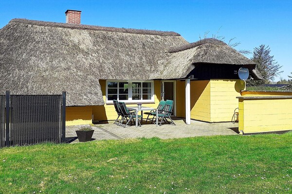 Nostalgisch rietgedekt vakantiehuis op 650 meter van zee bij Ulfborg - thumbnail 1