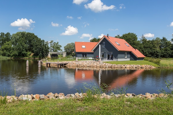 Modern vrijstaand vakantiehuis aan het water in Friesland - thumbnail 1