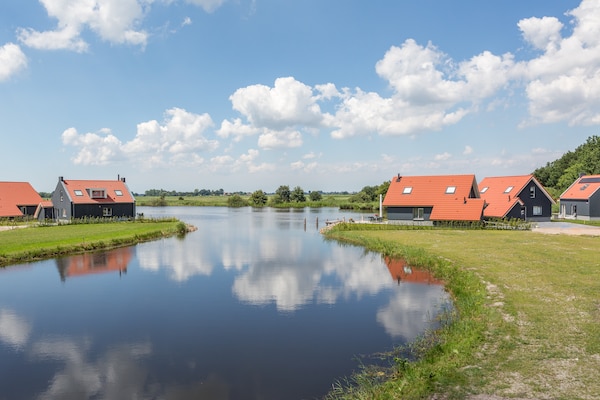 Modern vrijstaand vakantiehuis aan het water in Friesland - thumbnail 6