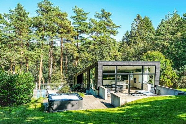 Architectonisch vakantiehuis met whirlpool en annex in bosrijke omgeving - thumbnail 2