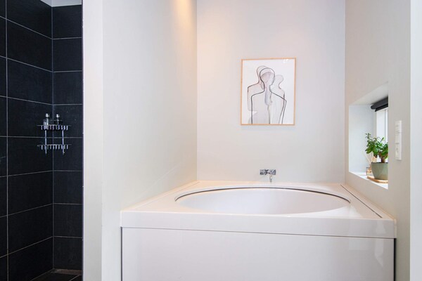 Architectonisch vakantiehuis met whirlpool en annex in bosrijke omgeving - thumbnail 5