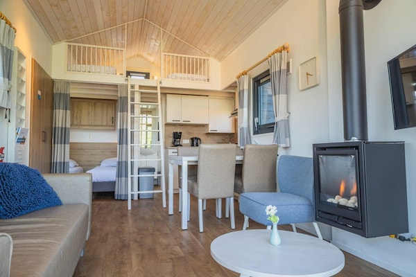 Tiny Lodge op Resort De Rijp: knus vakantiehuis voor 4 personen - thumbnail 3