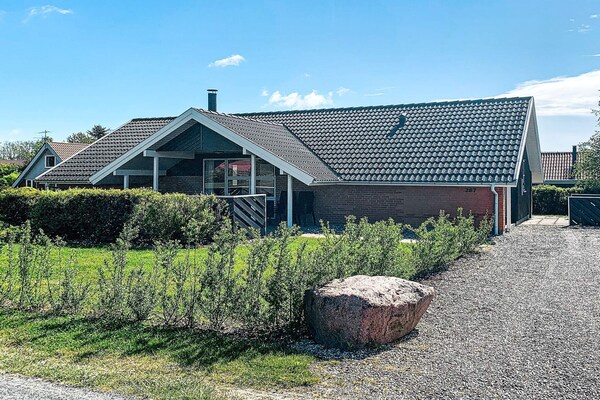Ruim vakantiehuis voor 10 personen met zwembad en sauna op 250m van zee - thumbnail 1