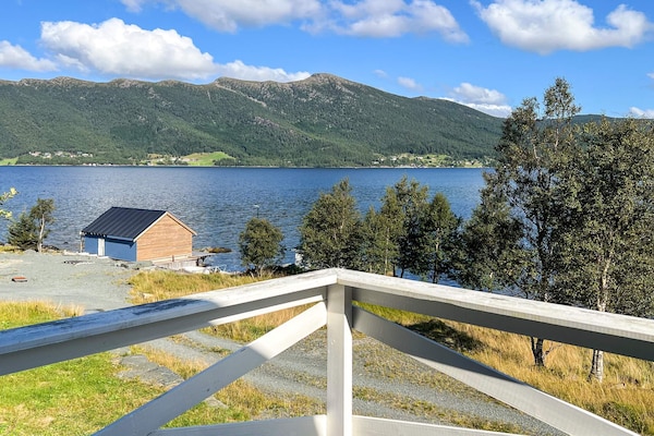Modern vakantiehuis in Svelgen met panoramisch uitzicht op Frøysjøen - thumbnail 4