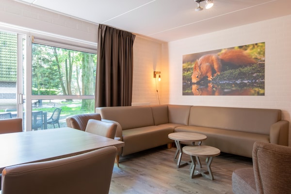 Vrijstaande 8-persoonsbungalow in bosrijk vakantiepark bij Breda - thumbnail 2