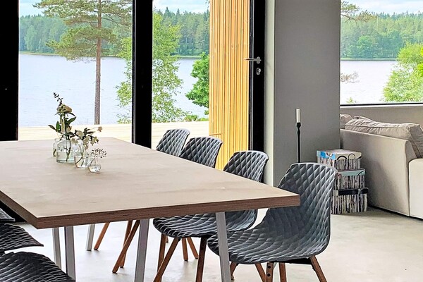 Design vakantiehuis met panoramisch uitzicht op het meer in Håcksvik - thumbnail 2