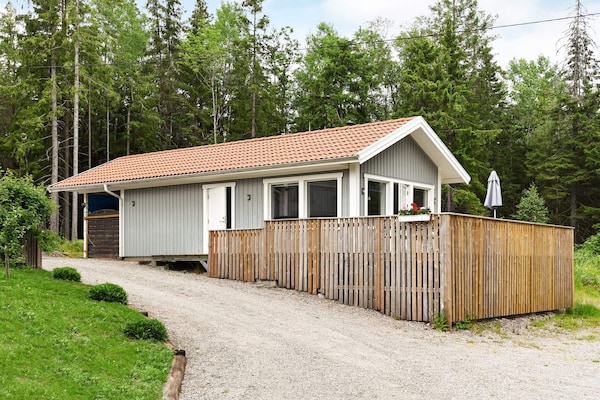 Knusse stuga aan het Lillesjö meer met eigen terras en visstek op 20 meter - thumbnail 1