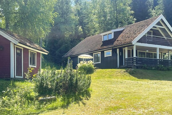 Vrijstaand vakantiehuis aan de golfbaan bij meer op 300 meter in Lekvattnet - thumbnail 1