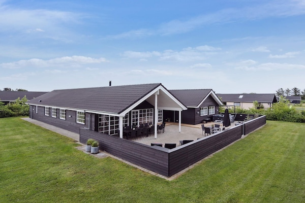 Luxe vakantiehuis voor 18 personen met zwembad en wellness bij Houstrup Strand - thumbnail 1