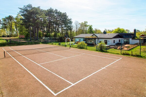 Uniek vakantiehuis voor 16 personen met privé tennisbaan en wellness op 150m van zee - thumbnail 1