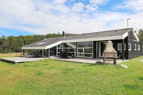 Ruim vakantiehuis in Løkken met privézwembad, sauna en whirlpool op 650m van zee - thumbnail 1