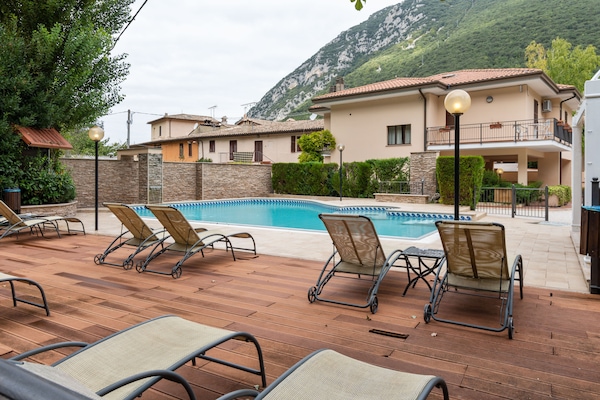 Rustgevend vakantiehuis in Foligno met zwembad en bubbelbad - thumbnail 2