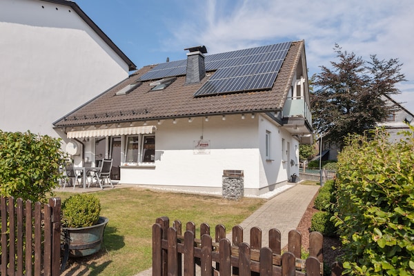 Centraal gelegen vakantiehuis in Winterberg vlakbij de piste - thumbnail 1